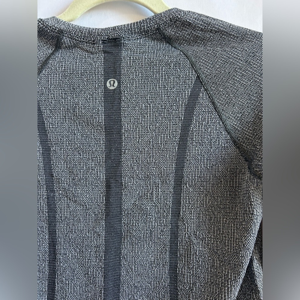 LuluLemon Swiftly Tech Long-Sleeve Glitter Shirt 2.0 Hip Length - Picture 4 of 6